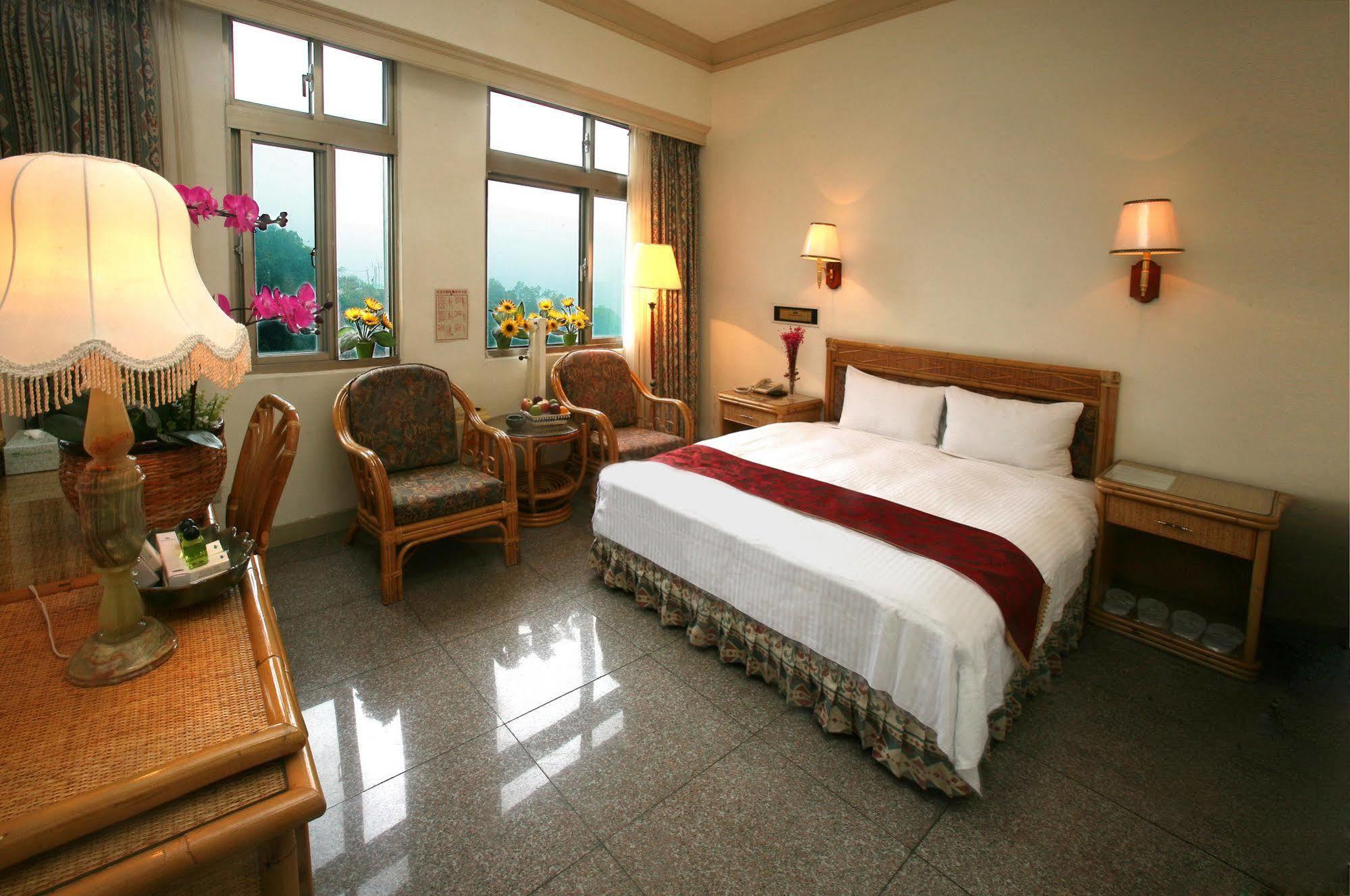 Dongpo Ti Lun Hotel Xinyi Экстерьер фото